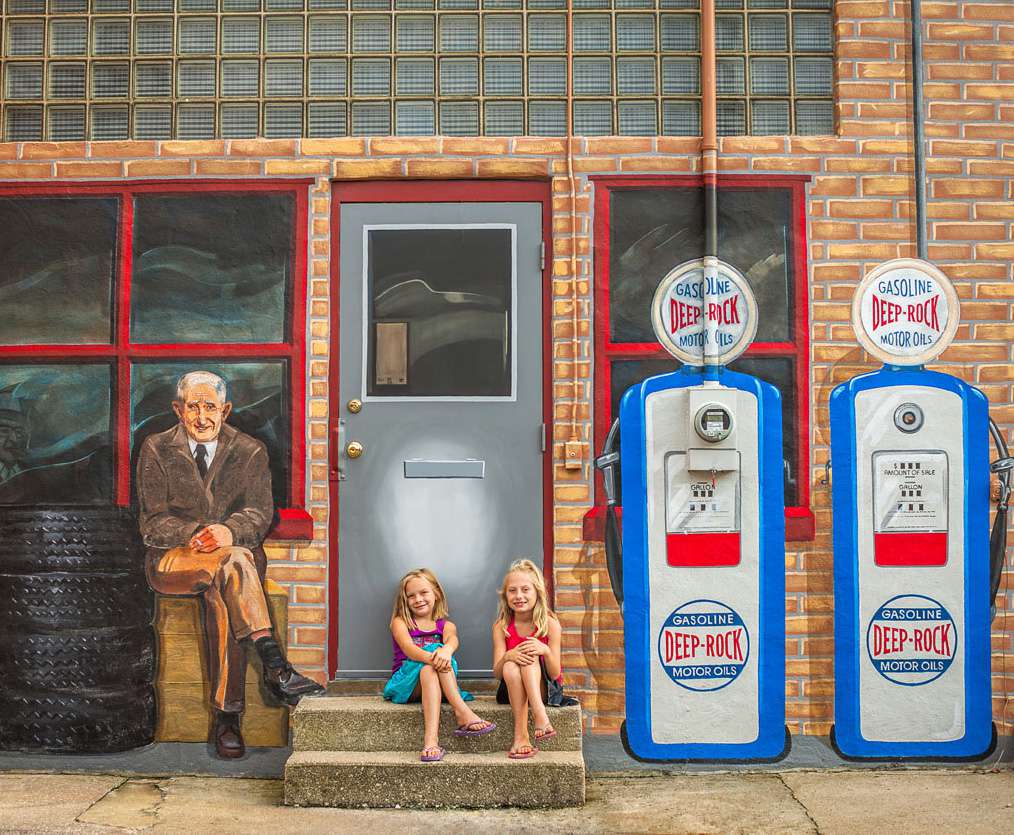 Outdoor murals in Pontiac.