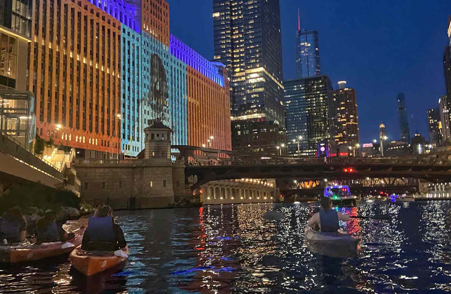 chicago river glitters wateriders evening tour